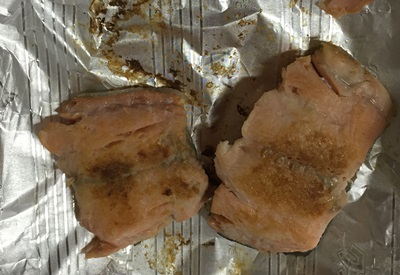 フライパンで、鮭を焼いているところ。